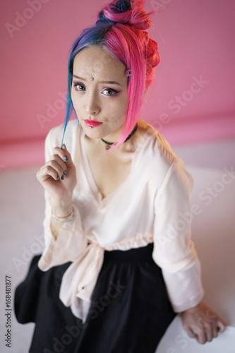 Plakat młoda kobieta w japońskim anime cosplay