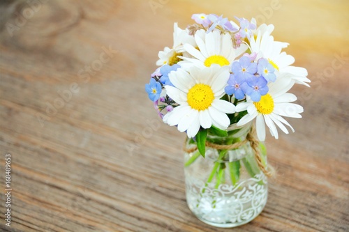 Blumenstrauß - Gänseblümchen und Vergissmeinnicht