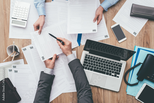 Cuadros en Lienzo Business people checking tax forms