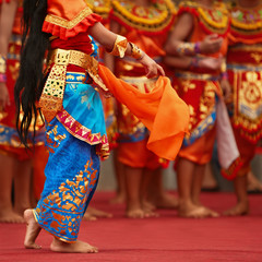 Wall Mural - Balinese dancer girls in traditional Sarong costume dancing Legong dance