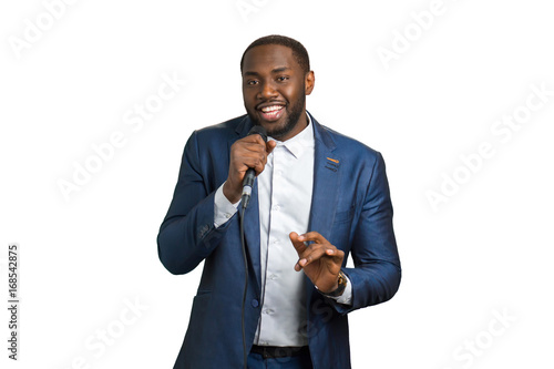 Zdjęcie XXL Murzyn uśmiechając się i śpiewając. Czarny facet w garniturze z mikrofonem. Elegancki artysta jazzowy. Afro amerykański artysta w studio.