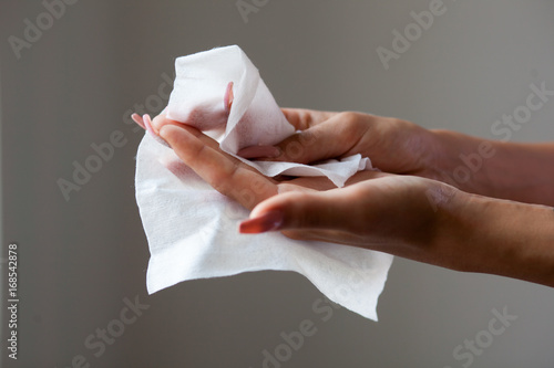 Fotomural Cleaning fingers with wet wipes