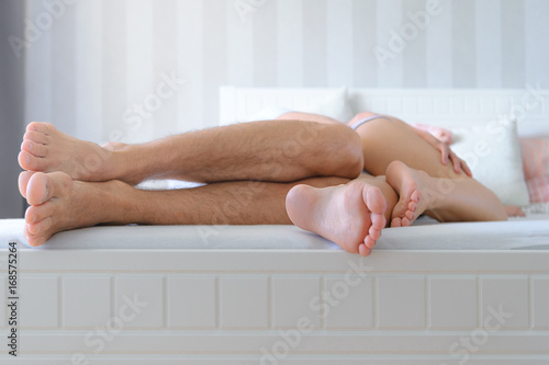 Zdjęcie XXL Młoda zmysłowa para w ich sypialni, unrecognizable pary spooning w łóżku, płci pojęcie