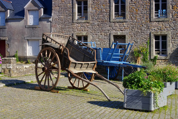 Sticker - das mittelalterliche Dorf Locronan in der Bretagne alte Wagen, Frankreich - medieval village of Locronan and old wains , Brittany