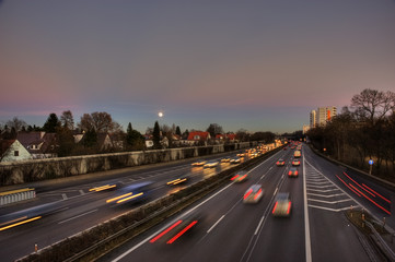 Wall Mural - Autobahn A96, Dämmerung und Nacht mit farbigen Spuren fahrender Autos. München, Bayern, Deutschland