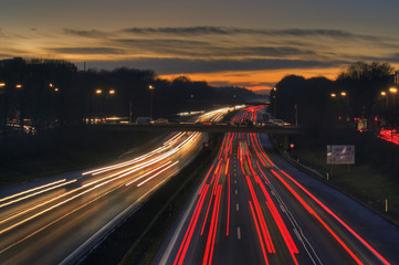 Autobahn A96, Dämmerung und Nacht mit farbigen Spuren fahrender Autos. München, Bayern, Deutschland