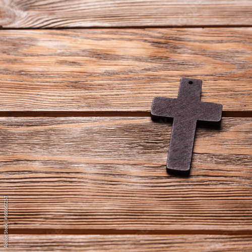 Zdjęcie XXL Stary krzyż na brązowym drewnie