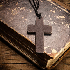 Poster - Closeup of wooden Christian cross on bible
