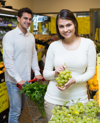 Wall Mural - Young spouses choosing fruits