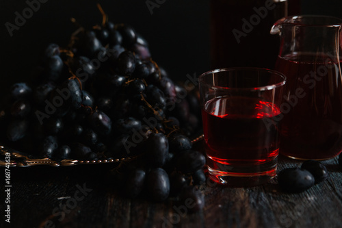 czerwone-wino-w-szkalnce-i-granatowe-winogrona-w-ciemnej-aranzacji