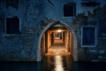 Fototapete - Venice Hallway night