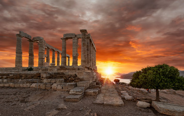 Wall Mural - Dramatischer Sonnenuntergang hinter dem Tempel des Poseidon bei Athen, Sounion, Griechenland