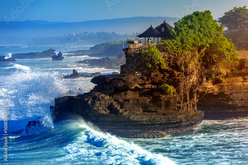 Tanah Lot Temple in der Bali-Insel Indonesien. Fototapete