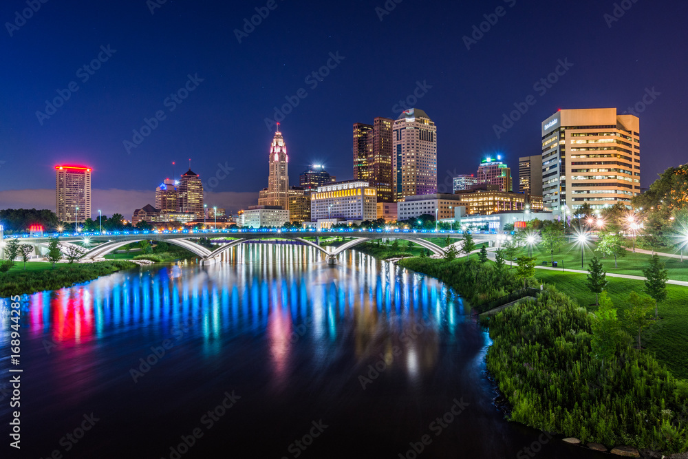 Skyline of Columbus, Ohio from Bicentennial Park bridge at Night - obrazy, fototapety, plakaty 