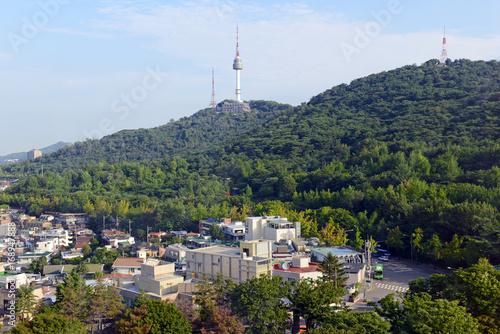 Plakat Namsan Mountain i Seoul Tower w mieście Seul w Korei Południowej położonym około 35 mil od strefy DMZ w Korei Północnej