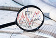 Leinwandbild Motiv Lupe und Kurse von ETF, Fonds und Aktien