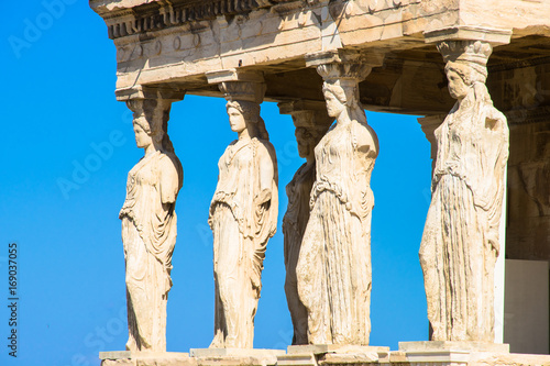 Plakat Greckie kariatyd statuy na ganeczku Erechtheion świątynia na akropolu wzgórzu w Ateny, Grecja