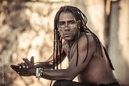 Serious Black Guy In Glasses And Dreadlocks Kaufen Sie