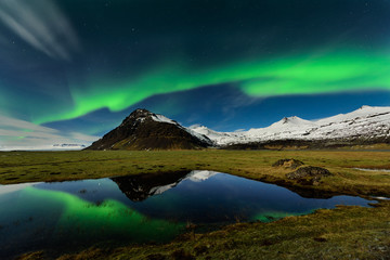 maravilhosa paisagem nocturna nos céus da islandia com uma fantástica aurora boreal. glacier lagoon 