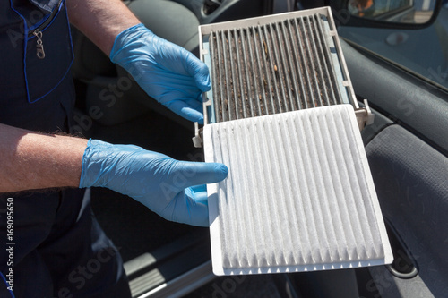 Fotografía Clean and dirty cabin pollen air filter for a car