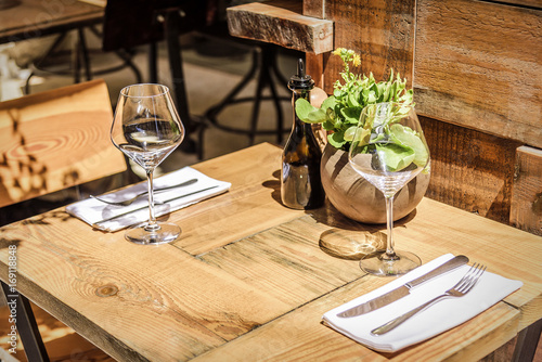 Zdjęcie XXL Stół w restauracji na świeżym powietrzu z kieliszkiem wina.