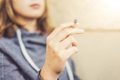 Foto  Woman hands holding cigarette outdoor