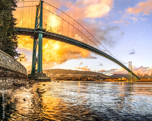 zachod-slonca-nad-lions-gate-bridge-most-wiszacy-przerzucony-nad-pierwszym-przesmykiem-zatoki-burrard-inlet