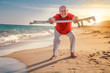 beschwerdefrei Senior macht Sport am strand 