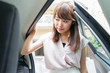 © maroke - 車に乗る若い女性