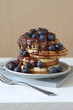 © annabell2012 - frische amerikanische Pancake mit Heidelbeeren und Schokoladensauce
