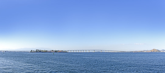 Concrete bridge over the waters of Guanabara Bay with 13km of compliance linking the cities of Rio de Janeiro and Niteroi.