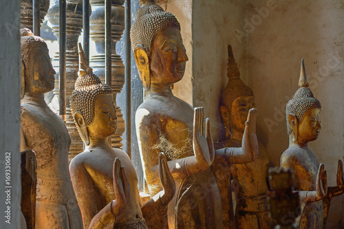 Foto Laos Luang Prabang Wat Wisunalat buddha statues