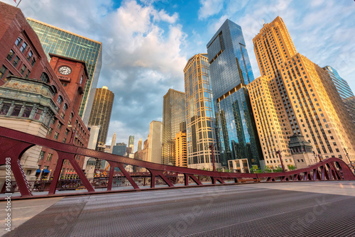 Plakat Chicago downtown o wschodzie słońca.