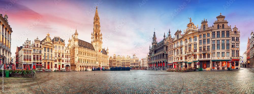 Brussels, panorama of Grand Place in beautiful summer day, Belgium - obrazy, fototapety, plakaty 