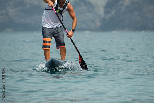 Plakat Stand up paddle board człowiek paddleboarding na oceanie