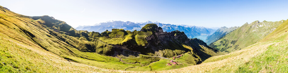 Wall Mural - Panorama mit Brienzersee und Interlaken, Berge und Alpen im Berner Oberland, Schweiz 