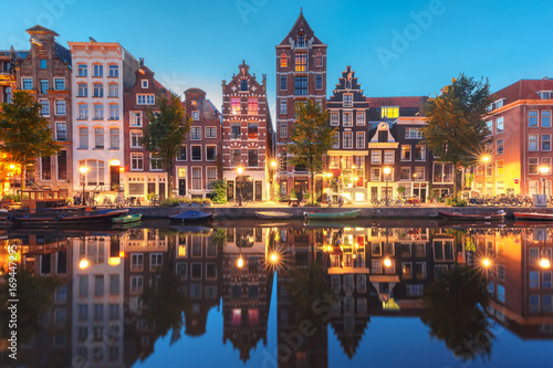  Fototapety Amsterdam   amsterdamski-kanal-herengracht-z-typowymi-holenderskimi-domami-i-ich-odbiciami-w-godzinach-porannych