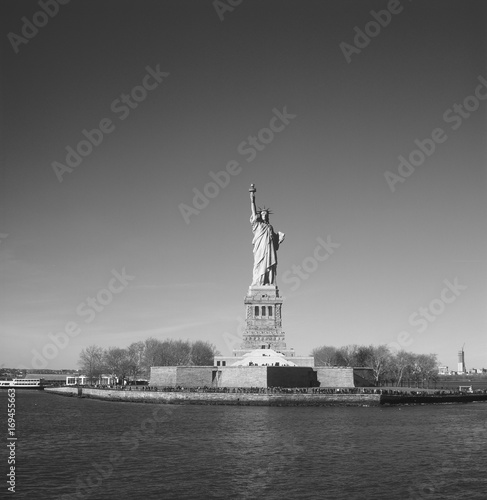 Zdjęcie XXL Statua Wolności w kolorach czarnym i białym.