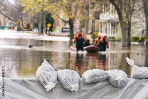 Cuadros en Lienzo Flood Protection Sandbags with flooded homes in the background (Montage)