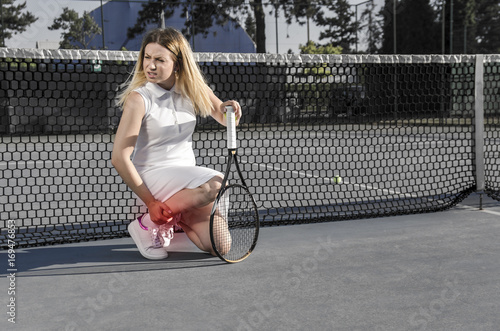 Plakat Zdradzony tenisistka, uczucie bólu w nodze