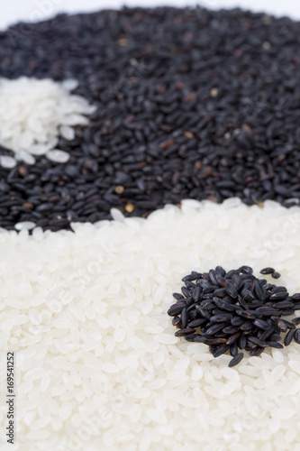 Plakat Yinyang wykonane z czarnego i białego ryżu. Zbliżenie.