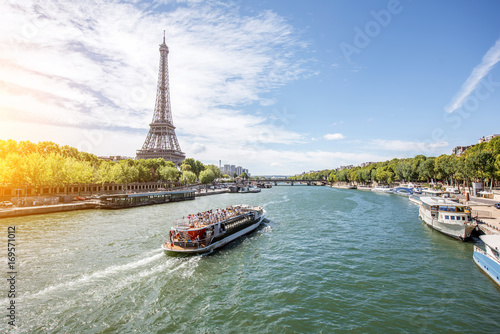 Plakat Landscpae widok na wieżę Eiffla i Sekwanę z turystyczną łodzią w Paryżu