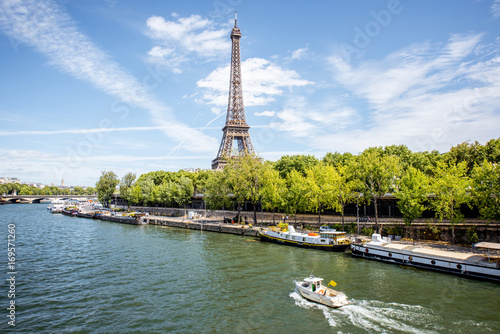 Plakat Widok na Wieżę Eiffla i Sekwanę z łodzią w Paryżu