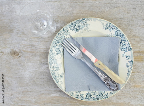 Assiette Ancienne Bleue Couverts Et Verre Sur Table En Bois Stock Photo Adobe Stock