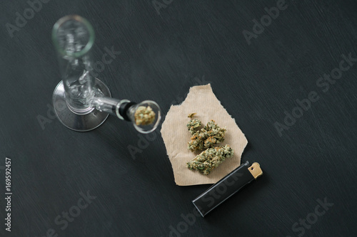 Zdjęcie XXL Bong i marihuana, marihuana thc kwiat Sativa i Indica Zamknij na czarnym tle. lifestyle Pojęcia legalizacji marihuany na świecie i w Stanach Zjednoczonych.