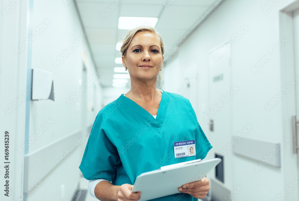 Portrait of mature female nurse working in hospital - obrazy, fototapety, plakaty 