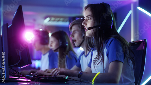 Photo  Beautiful Professional Gamer Girl and Her Team Participate in eSport Cyber Games Tournament