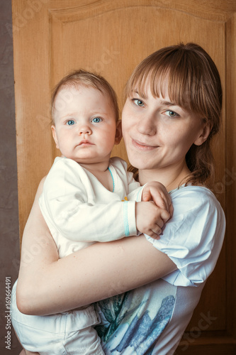 Zdjęcie XXL Kobieta z małym dzieckiem w ramionach