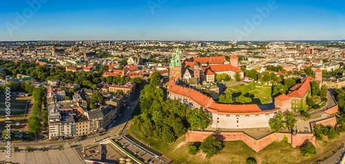 Plakat Kraków - panorama miasta z powietrza. Krajobraz Krakowa z zamkiem królewskim i katedrą na Wawelu.
