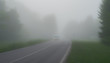 Auto fährt im Nebel mit defektem Licht links - Car drives in fog with defective light left